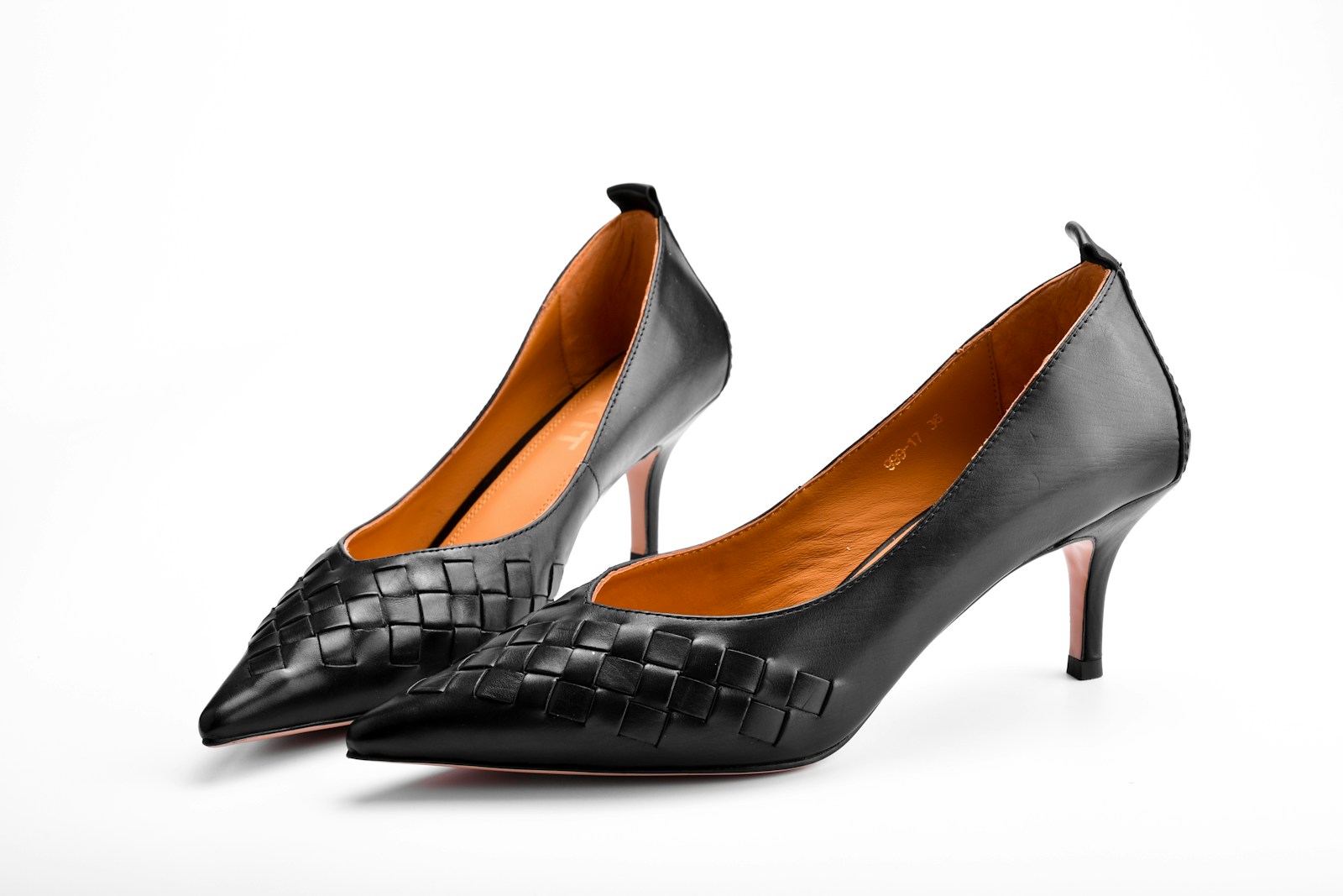 Black pointed pumps with a woven toe
